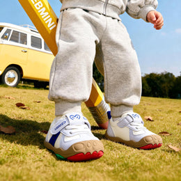 EBMINI FLEXI child walking in the sneakers outdoors