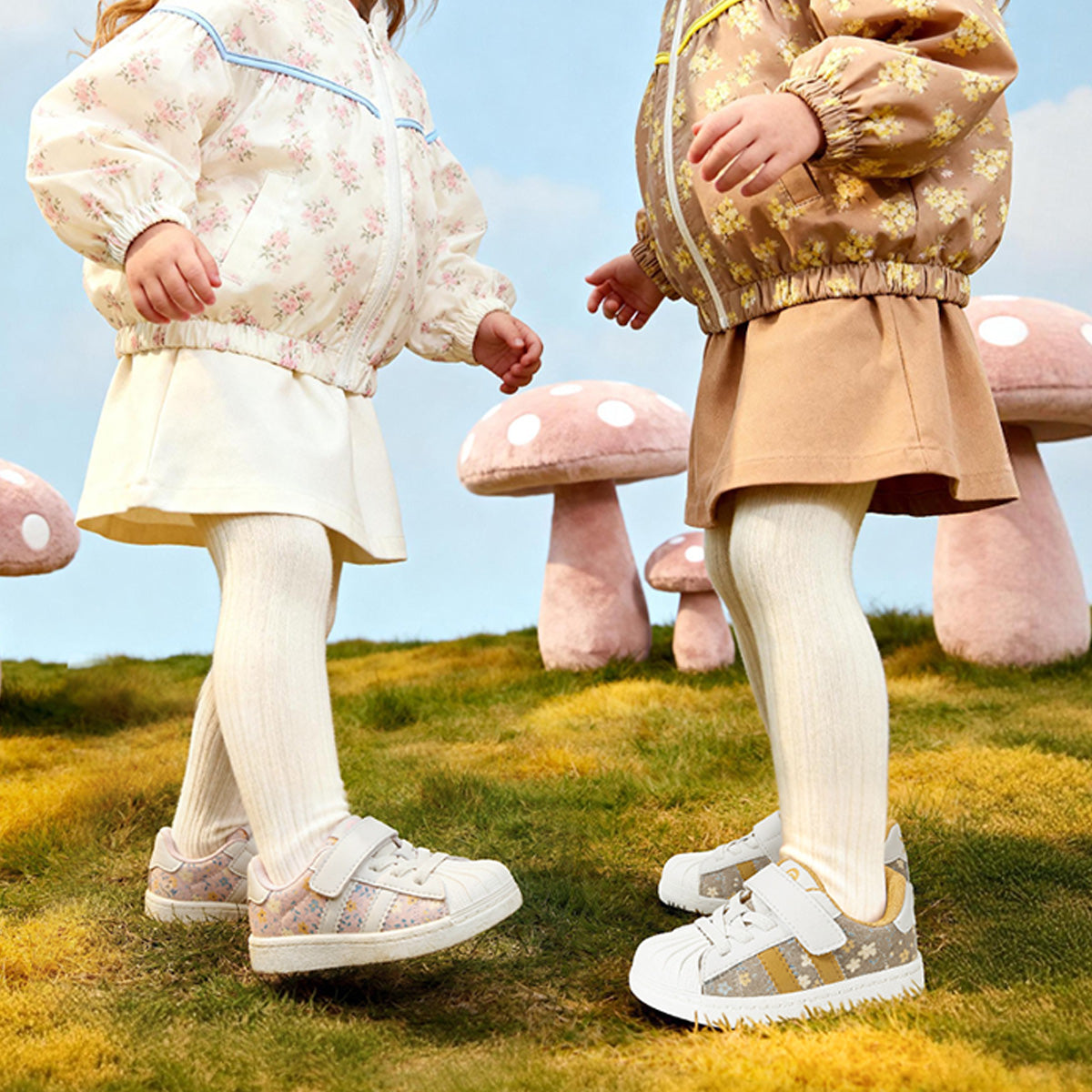 EBMINI FLORET child wearing the sneakers during everyday play