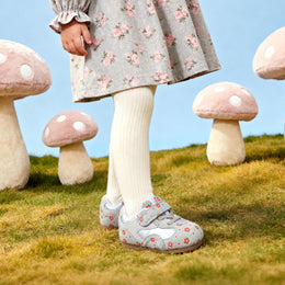 Child wearing brown EBMINI MEADOW flexible floral sneakers