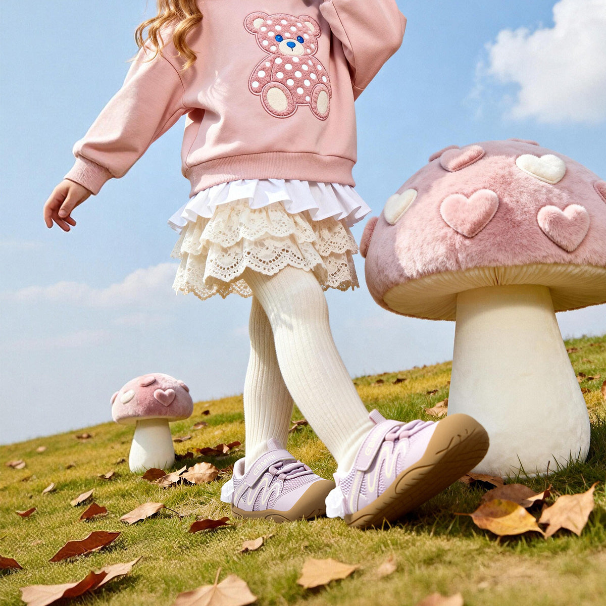 EBMINI RIBBON child wearing the sneakers during everyday play